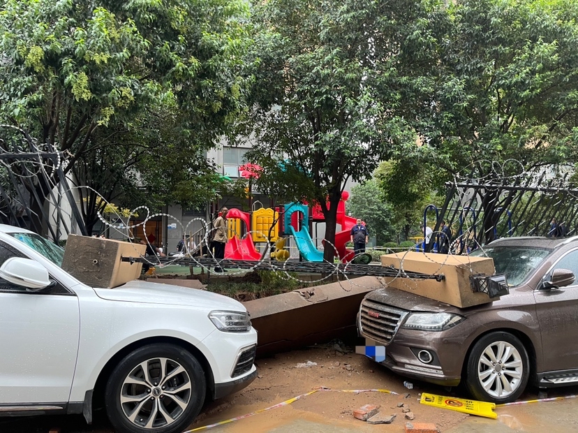 西安一小区外墙围栏石墩倒塌五辆车被砸 物业：正在排查事故原因