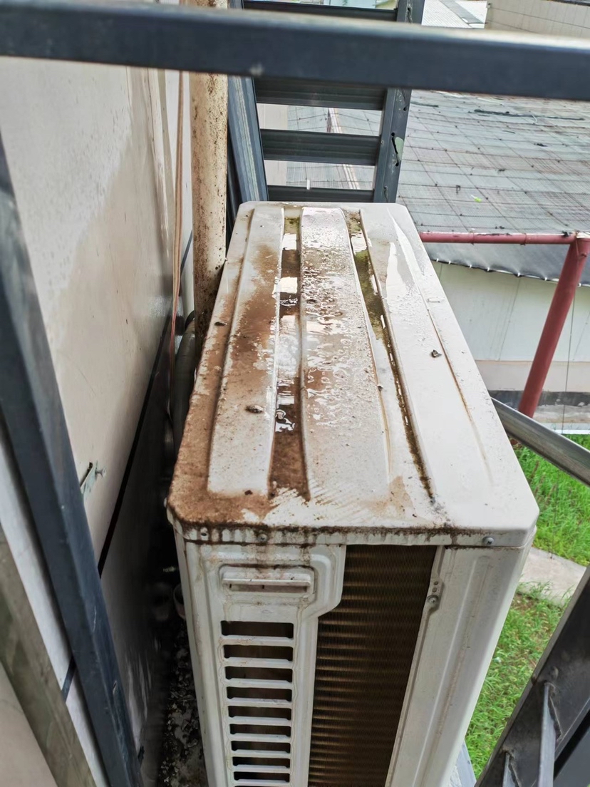 疑因空调冷凝水排水管漏水致空调外机故障   物业：已上报将整体维修