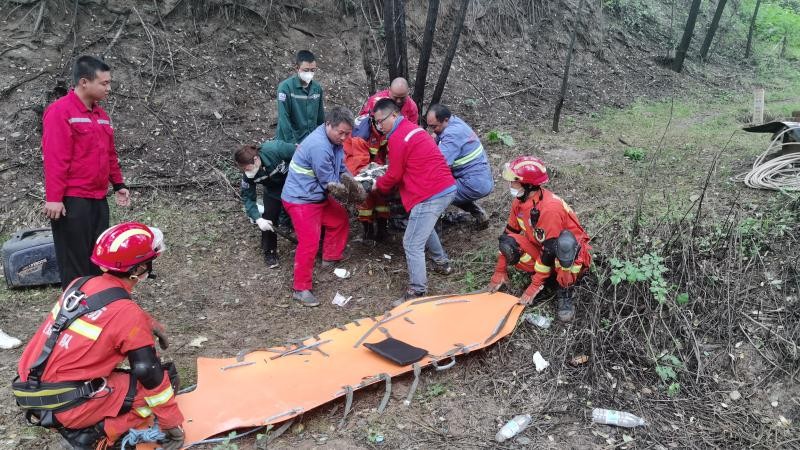 麟游管道检测工人摔伤被困山林 消防人员开路布绳索救援