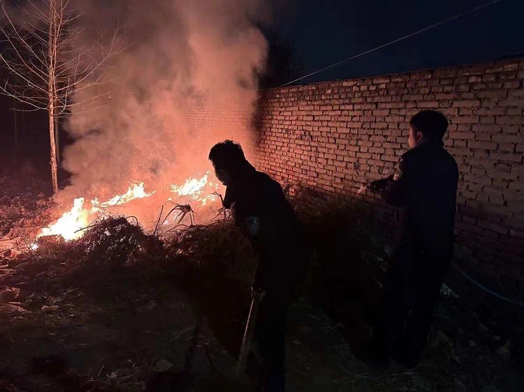 西安民警出警途中发现火情 警民联手快速灭火