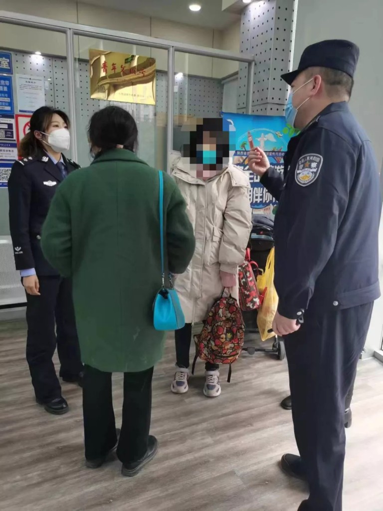 20个地铁站点挨个询问 浐灞民警最终找到走失女孩