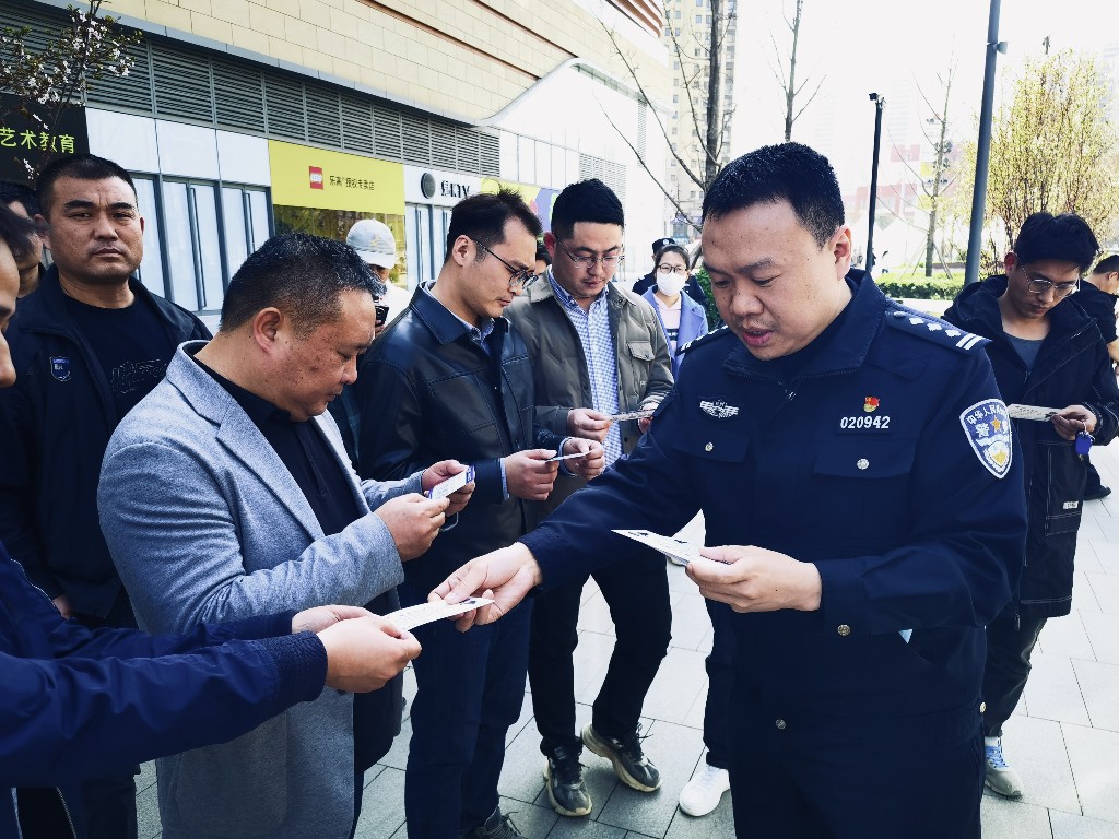 向暖心警务会客厅递交资料两天后 17名外来务工人员拿到居住证
