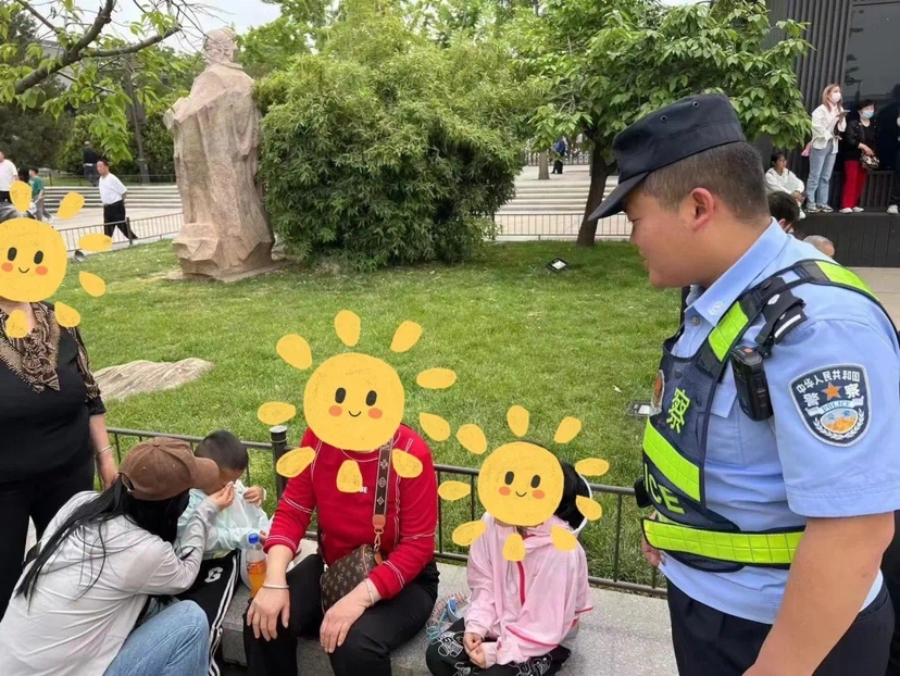 游客大唐不夜城与老人孩子走散 警察暖心相助