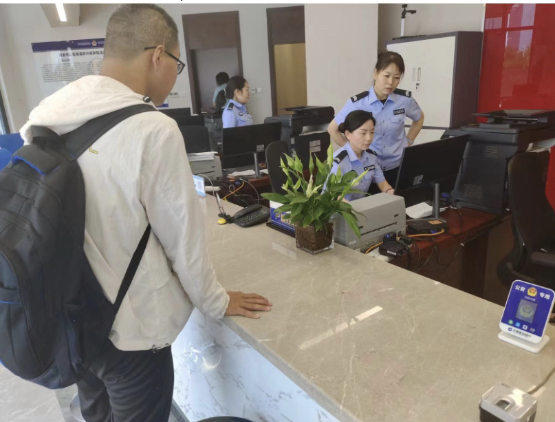 粗心考生开考前20分钟发现忘带身份证 民警12分钟办证、送到考场
