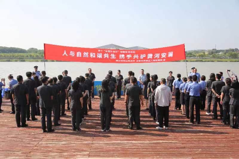 首个“全国生态日” 西铁法院、阎良区检察院联合开展增殖放流活动